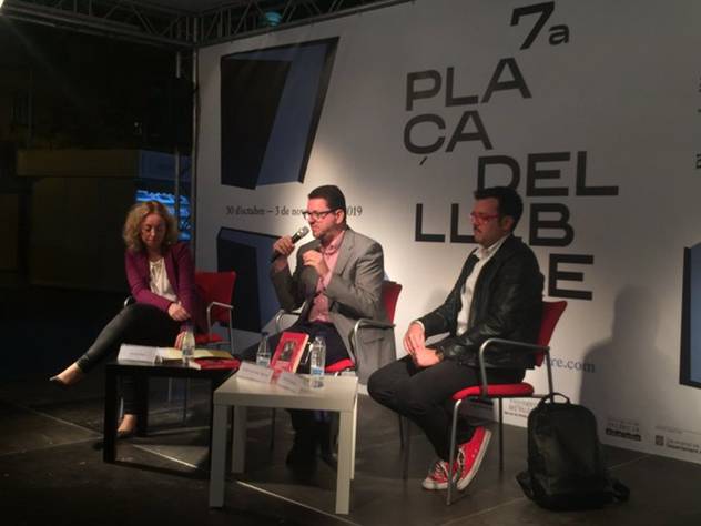 Vicenta Tasa, Antoni Martínez i Amadeu Mezquida en la presentació a la Plaça del Llibre de València ciutat.jpg