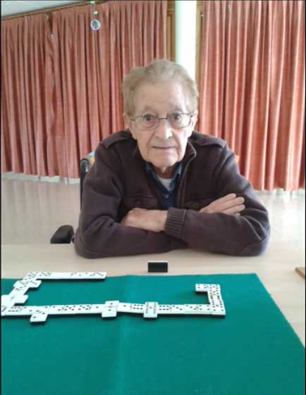 Avelino en la Residencia Guadalope con su partida de dominó.jpg