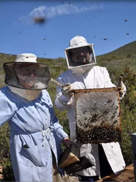 Avelino tenía la virtud de transmitir ilusiones y pasiones; aquí con su yerno Carlos Pedro y con la pasíó, que le transmitió, por la apicultura.jpg
