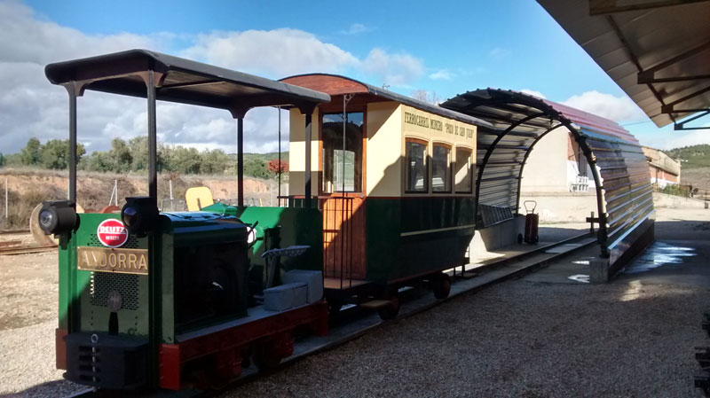 Maquina Deutz y Vagon por fin juntos.jpg