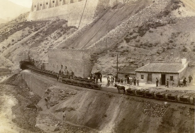 LAS MENAS ALMERA.jpg