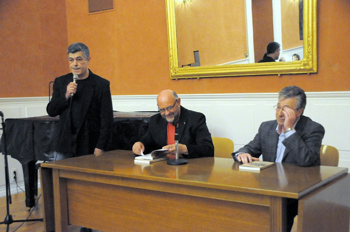 Roberto Pardos en la presentacin de su libro con Antn Castro, autor del prlogo y su editor Javier Lafuente.jpg