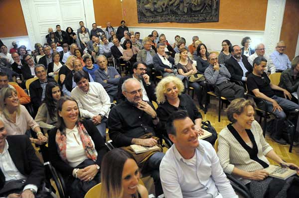 Pblico atento a la presentacin del libro de Roberto Pardos.jpg