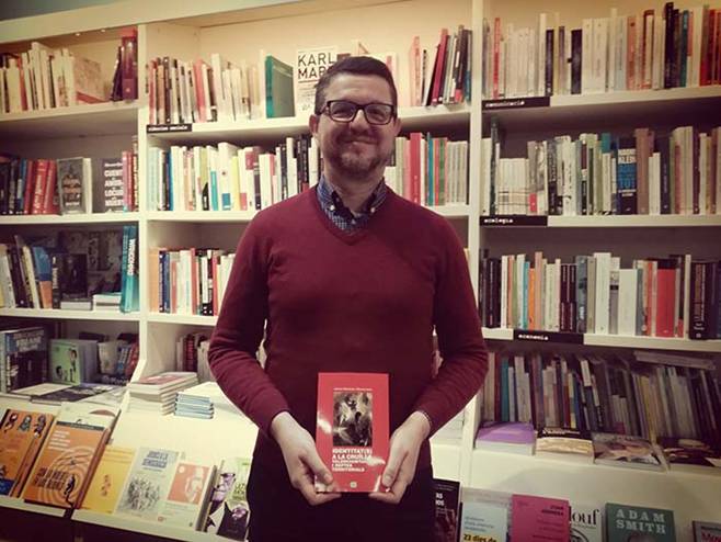 Antoni Martnez amb el llibre a l'interior d'una llibreria.jpg