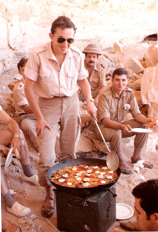 30.-Con-Tomás-Berraondo-sentado-con-un-plato-en-la-Sagia..jpg