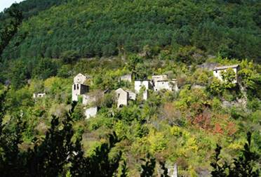Ainielle-senda-amarilla-pueblo.jpg