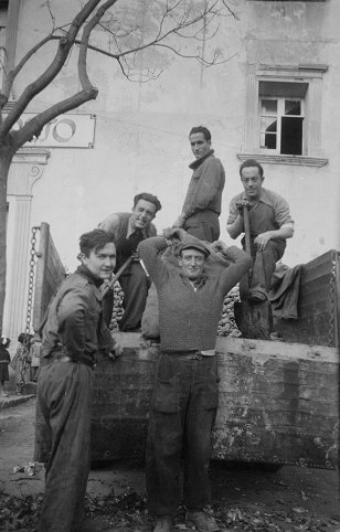 Intendencia boys hauling oranges.jpg