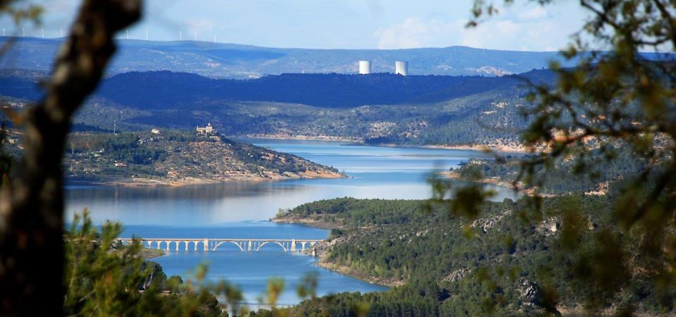 Viaducto de Durn ,Trillo con sus chimeneas y los aerogeneradores de Canredondo - Ro Tajo VIVO.jpg