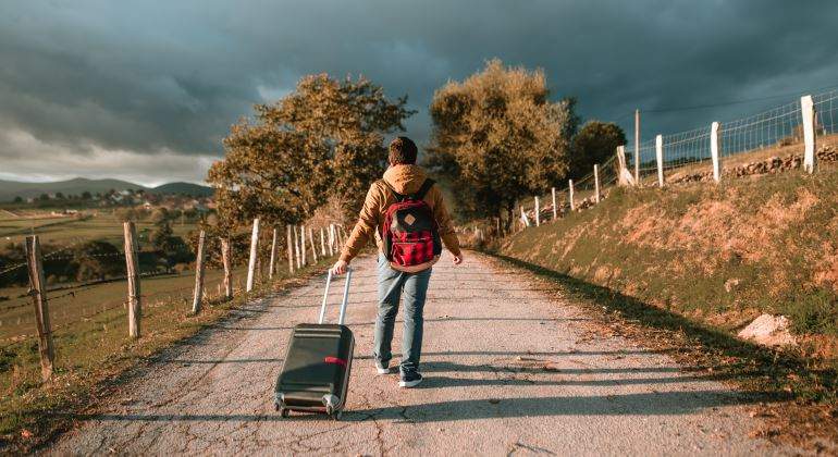 joven-maleta-campo-770-istock.jpg