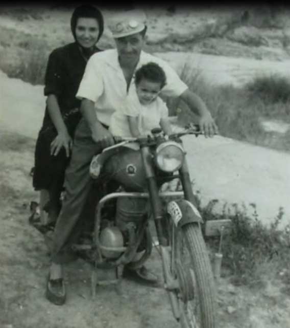 Avelino con su mujer Pilar Palomo y su hija, Rosa Zapater.jpg